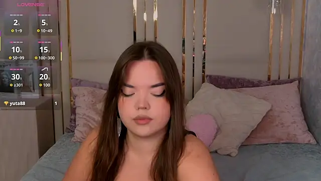 NaomiAster online show from November 12, 2025, 6:17 am