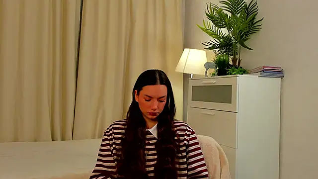 LupitaPicazo online show from November 3, 2025, 1:15 pm