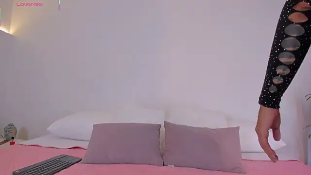  Hanna Williams  online show from November 10, 2025, 8:36 pm