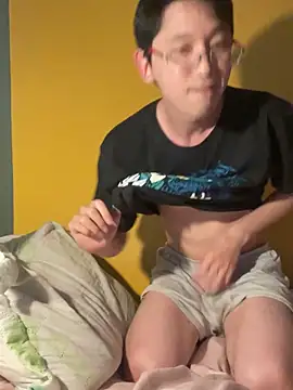 Snapshot of NerdyAsian1701 chatting on November 5, 2025, 4:21 pm NerdyAsian1701 online show from November 5, 2025, 4:21 pm