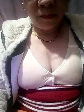 small-house123 online show from December 4, 2025, 7:57 pm