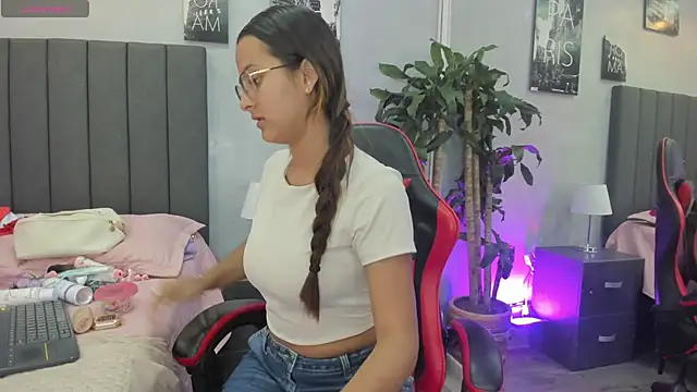 Snapshot of kendra_london chatting on November 24, 2025, 11:32 am kendra london online show from November 24, 2025, 11:32 am