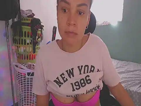 Snapshot of shayna_cute chatting on July 1, 2026, 6:19 pm shayna cute online show from July 1, 2026, 6:19 pm