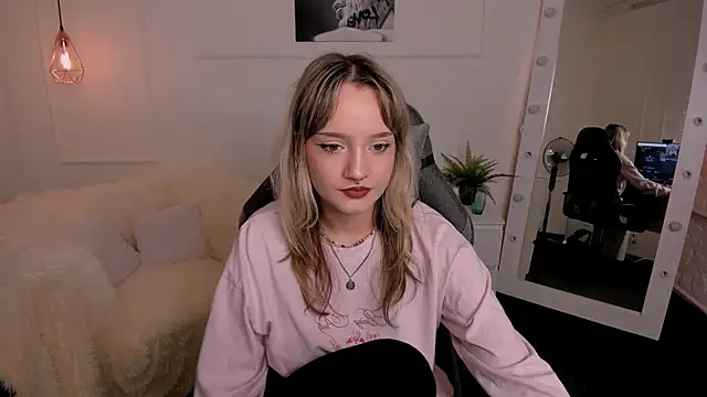 Snapshot of ElsiHill chatting on November 2, 2025, 1:38 pm ElsiHill online show from November 2, 2025, 1:38 pm