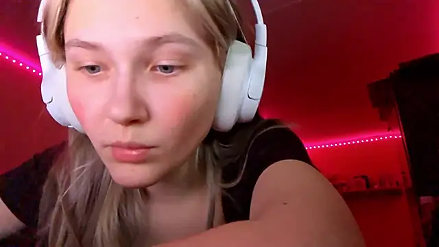 KarinRobertson online show from December 17, 2025, 4:23 pm