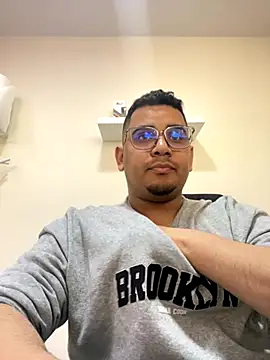 Snapshot of Dante_Valcur chatting on November 3, 2025, 2:20 pm Dante Valcur online show from November 3, 2025, 2:20 pm