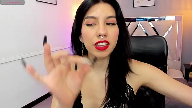 zoe-moreau online show from April 18, 2026, 8:20 pm