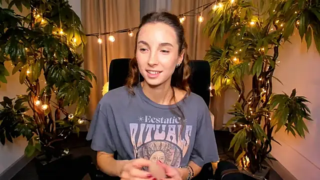 MelissaRyan online show from November 23, 2025, 1:43 pm