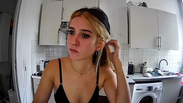 Gatitasalvaje123 online show from November 26, 2025, 10:37 am