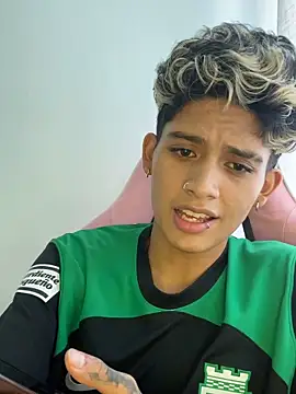 Snapshot of MassimoAlessandro chatting on November 3, 2025, 7:28 pm MassimoAlessandro online show from November 3, 2025, 7:28 pm