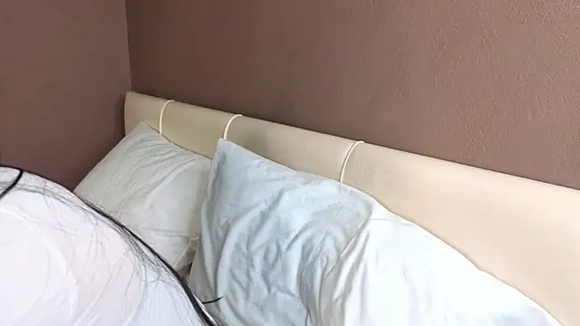 MarvisKuhIo online show from November 22, 2025, 5:06 am