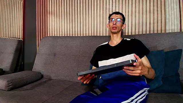 ZyroNight online show from November 27, 2025, 7:25 pm