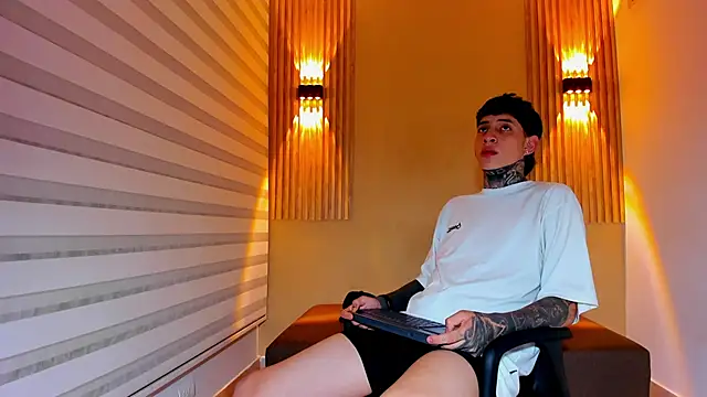 Snapshot of DANTE_ARMSTRONG chatting on November 7, 2025, 3:55 am DANTE ARMSTRONG online show from November 7, 2025, 3:55 am