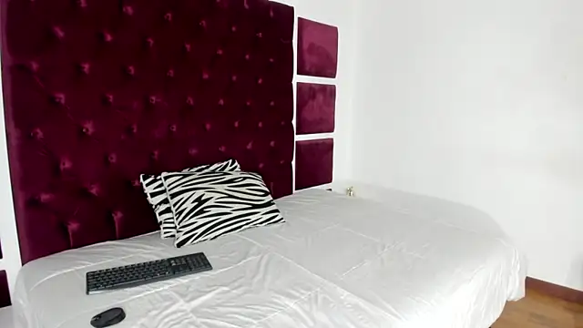 Snapshot of RossMildrey chatting on June 18, 2026, 12:54 pm RossMildrey online show from June 18, 2026, 12:54 pm