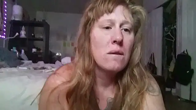 Redriddinghood8 online show from November 16, 2025, 6:01 pm