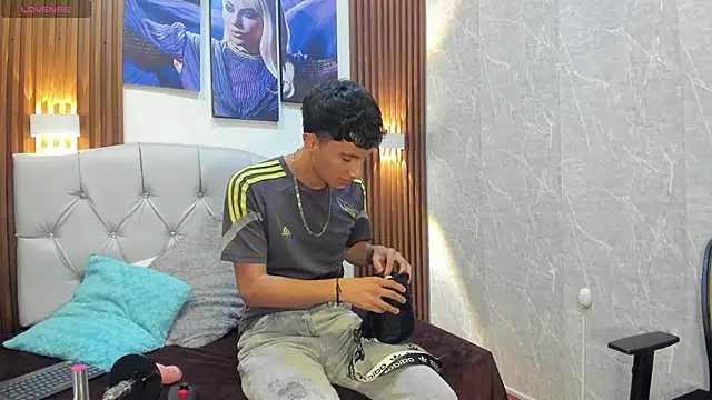 Elian Julian online show from November 15, 2025, 11:42 pm