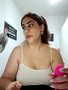 nahiarabiel33 online show from December 22, 2025, 1:39 am