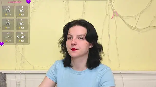 LatinaHuguenin online show from December 18, 2025, 7:02 am