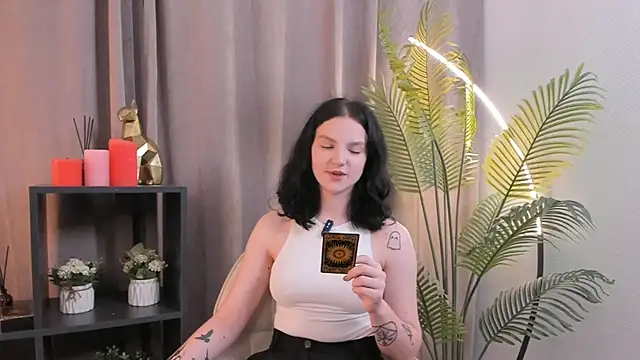 LatinaHuguenin online show from November 8, 2025, 2:20 pm