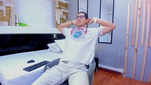 BenjaminGrosso online show from November 7, 2025, 4:28 am