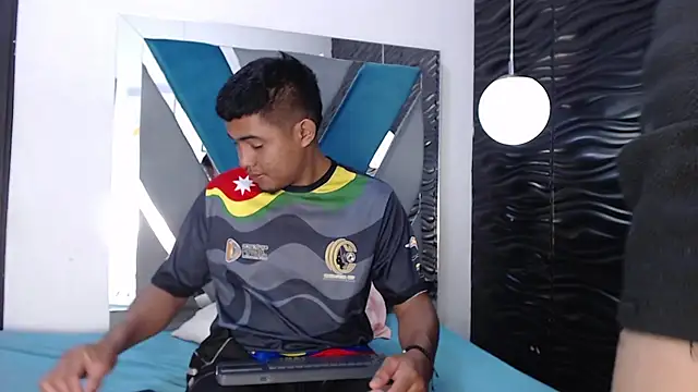 Snapshot of Naty_And_Maxx chatting on December 18, 2025, 8:08 am Naty And Maxx online show from December 18, 2025, 8:08 am