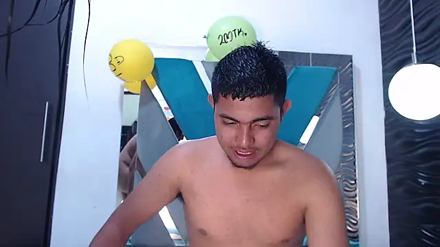 Snapshot of Naty_And_Maxx chatting on December 22, 2025, 8:09 pm Naty And Maxx online show from December 22, 2025, 8:09 pm