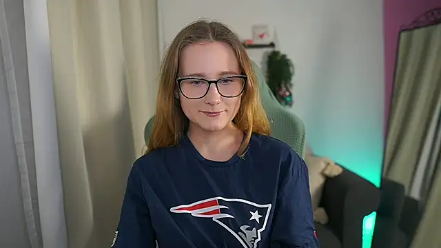 Snapshot of glossy_babe_ chatting on February 8, 2026, 9:07 am glossy babe online show from February 8, 2026, 9:07 am