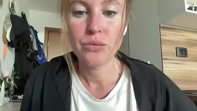 Snapshot of Ameli8 chatting on November 12, 2025, 11:47 am Ameli8 online show from November 12, 2025, 11:47 am