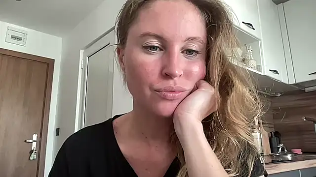 Snapshot of Ameli8 chatting on November 13, 2025, 12:31 pm Ameli8 online show from November 13, 2025, 12:31 pm