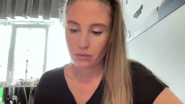 Snapshot of Ameli8 chatting on November 7, 2025, 12:42 pm Ameli8 online show from November 7, 2025, 12:42 pm