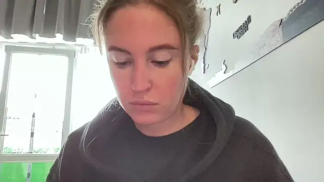 Snapshot of Ameli8 chatting on November 11, 2025, 10:43 am Ameli8 online show from November 11, 2025, 10:43 am