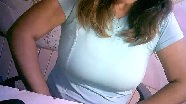 Snapshot of Zulreyna chatting on July 3, 2026, 5:14 am Zulreyna online show from July 3, 2026, 5:14 am