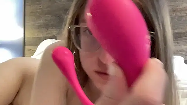 EveLunny online show from April 17, 2026, 8:55 pm