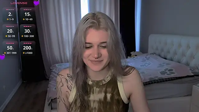 Snapshot of eshleeygreen chatting on July 21, 2026, 1:23 pm eshleeygreen online show from July 21, 2026, 1:23 pm