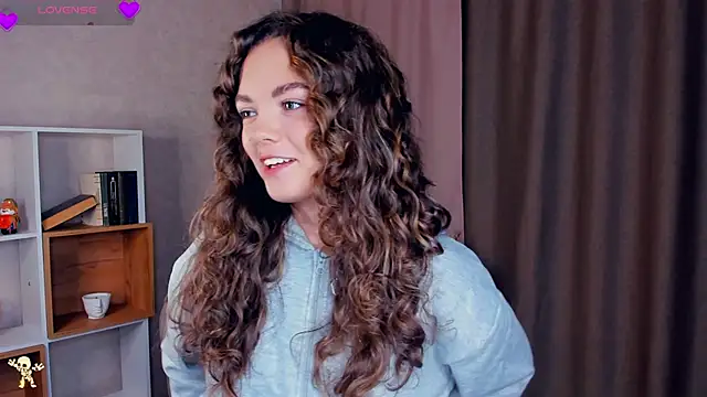 LaurelSatunas online show from November 13, 2025, 4:38 am