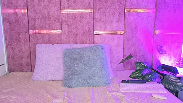 Snapshot of _ViolletteNoir_ chatting on December 20, 2025, 8:12 pm ViolletteNoir online show from December 20, 2025, 8:12 pm