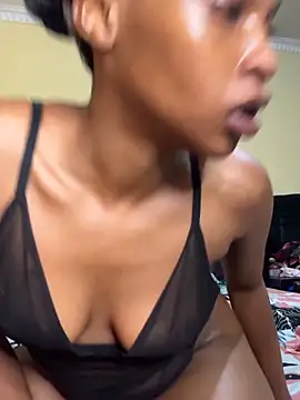 Snapshot of NiaLong21_ chatting on February 25, 2026, 12:33 am NiaLong21 online show from February 25, 2026, 12:33 am