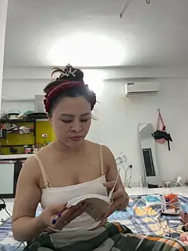 hellela-a online show from November 7, 2025, 6:56 pm