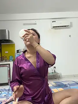 hellela-a online show from November 8, 2025, 7:06 pm