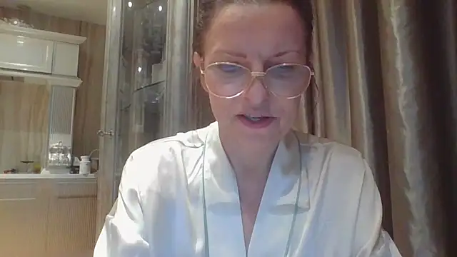 Eva Glad online show from November 7, 2025, 8:19 am