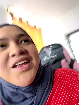 sweetmuslim01 online show from October 13, 2025, 4:52 pm