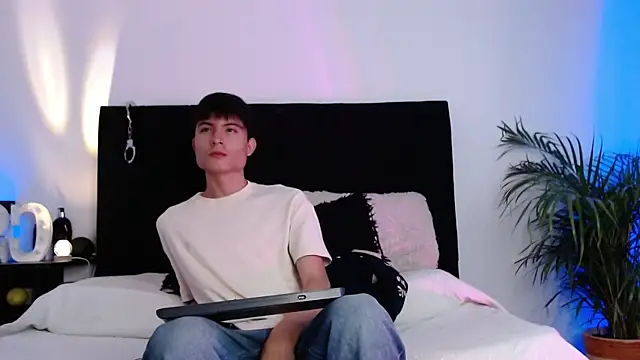 Snapshot of thomasbennett_ chatting on November 15, 2025, 12:09 pm thomasbennett online show from November 15, 2025, 12:09 pm