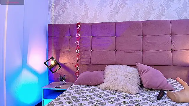 Snapshot of MeganDiamont_FG chatting on November 11, 2025, 8:25 pm MeganDiamont FG online show from November 11, 2025, 8:25 pm