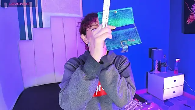 AliceMadnes online show from December 1, 2025, 4:24 am