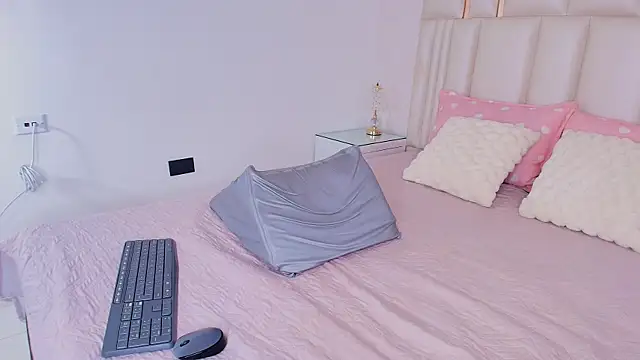 alanarose18 online show from April 9, 2026, 7:20 pm