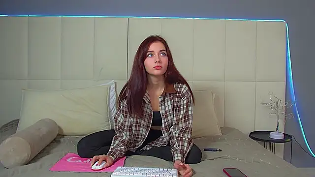 SelenaPonces online show from November 11, 2025, 2:01 pm