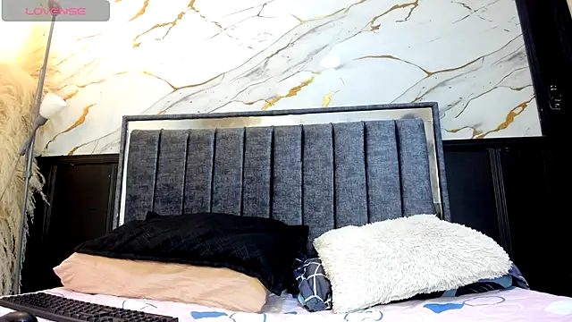 emma bloom  online show from November 13, 2025, 4:00 pm