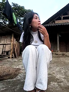 Snapshot of Lynly_k2 chatting on December 19, 2025, 9:55 am Lynly k2 online show from December 19, 2025, 9:55 am