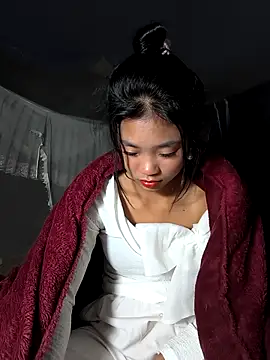 Snapshot of Lynly_k2 chatting on December 22, 2025, 12:49 pm Lynly k2 online show from December 22, 2025, 12:49 pm