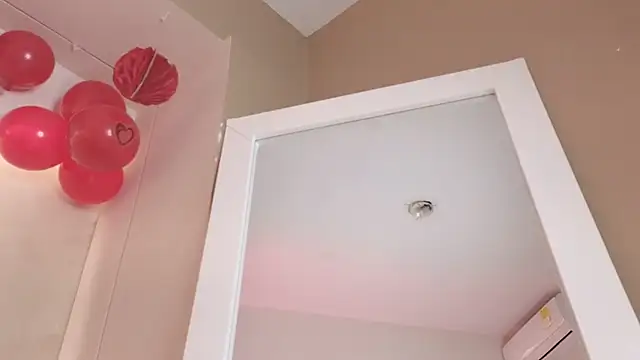 Snapshot of BellaRooux chatting on February 18, 2026, 12:23 pm BellaRooux online show from February 18, 2026, 12:23 pm